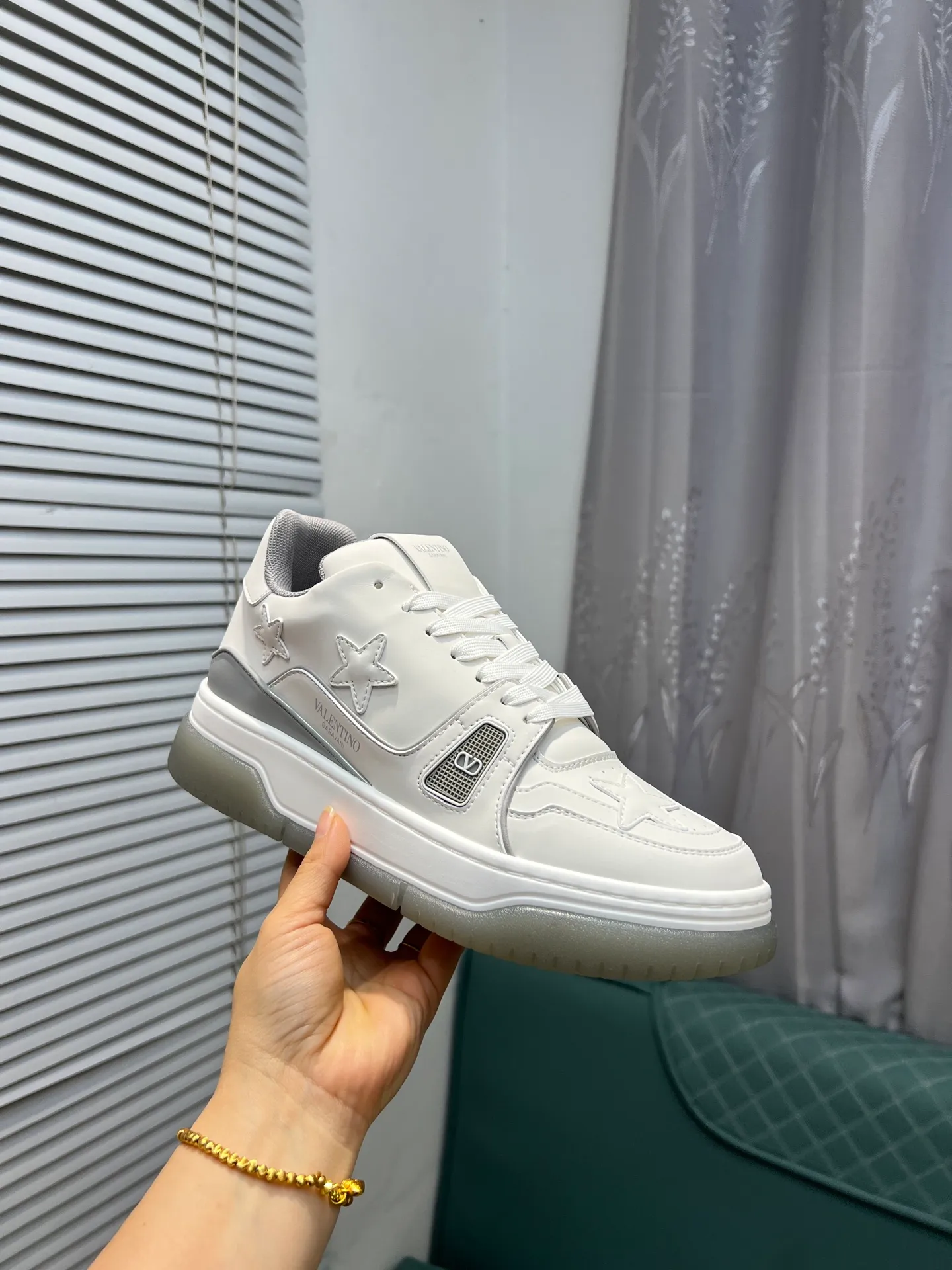 Men's Men's Shoes 💰660 Valentino 2023 early autumn new star shoes are now online! Wang Hedi and Ren Jialun have been worn by many celebrities. Who can refuse the same couple shoes as Wang Hedi! The design of Stars Stab My Heart is cool and spicy. The material of the shoes is cowhide, and every color is beautiful! Size 35-40, men’s size 39-44 (women’s 41, men’s 38, 45🉑️customized)